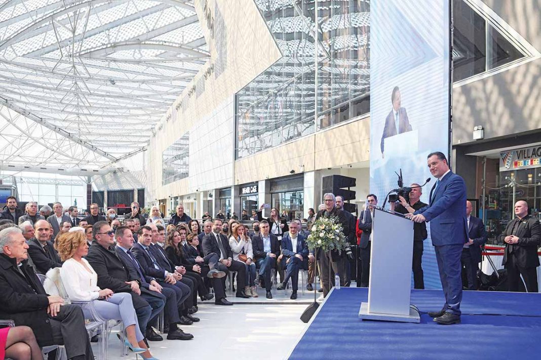 Ο Αδωνις Γεωργιάδης έκοψε τη βασιλόπιτά του στο Mall με Ρέμο και live streaming