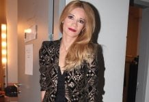 Η Ιωάννα Παππά ποζάρει με μαγιό στην αγκαλιά του…φλαμίνγκο!