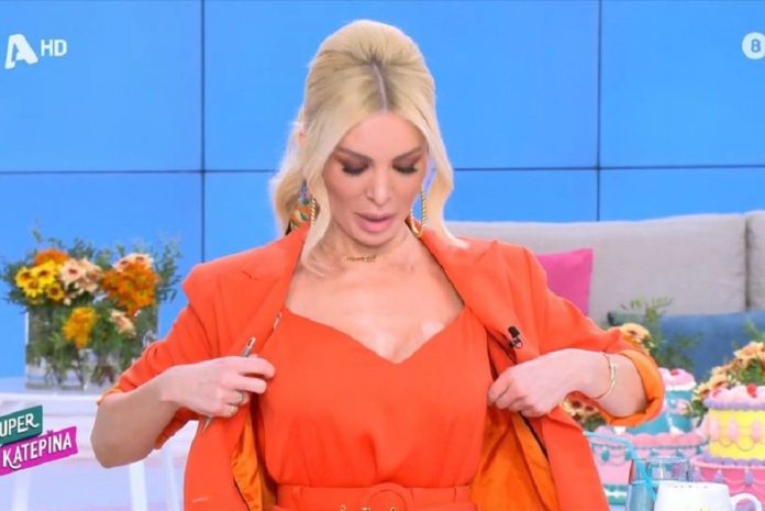 Η Καινούργιου αναρωτήθηκε on air: «Τι στο καλό, είναι το στήθος μου στραβό ή το μπλουζάκι;»