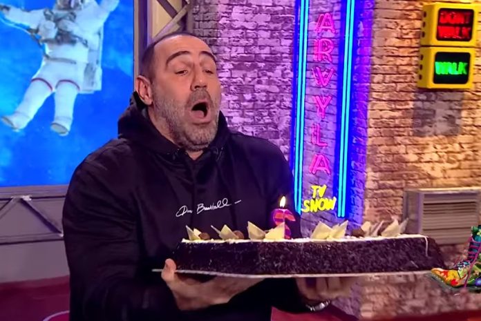 Γενέθλια on air για τον Αντώνη Κανάκη – «Ευχαριστώ παιδιά, 54 γίναμε»