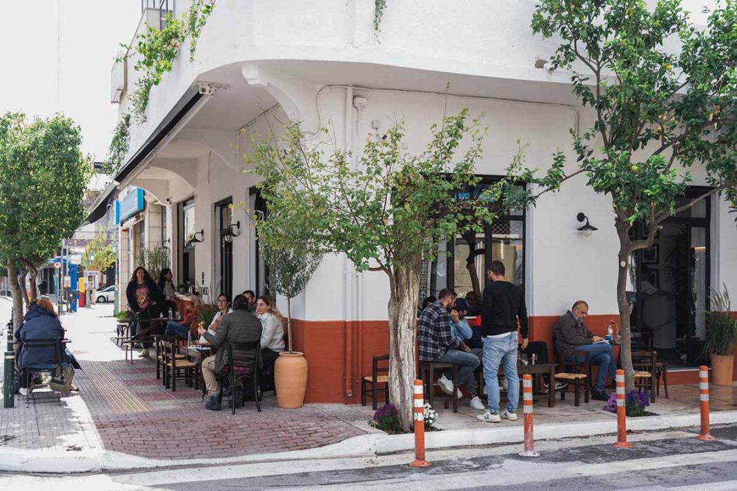 Odemisio: Το λαχταριστό brunch και ο φρεσκοκομμένος καφές ταξιδεύουν από τη Μικρά Ασία στο νέο στέκι των Δυτικών Προαστίων