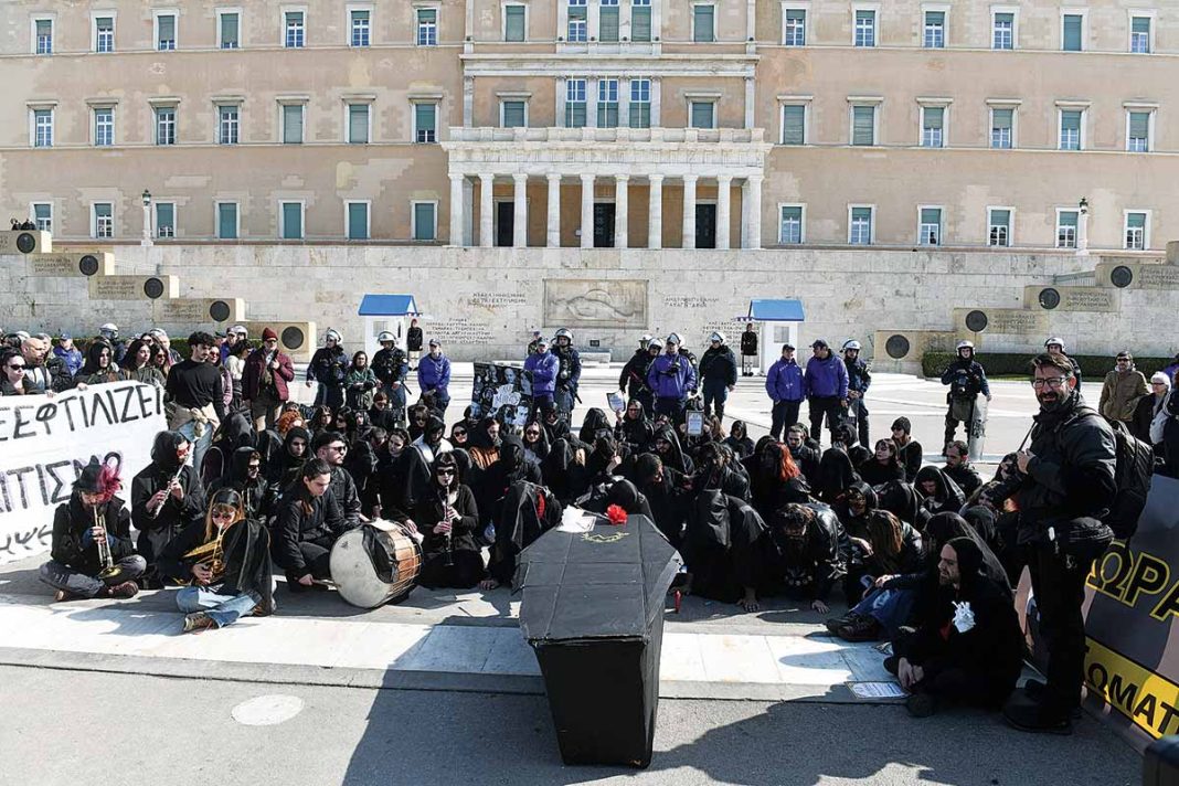 Ευφάνταστο θεατρικό δρώμενο: Καλλιτέχνες «κήδεψαν» τον πολιτισμό στο κέντρο της Αθήνας