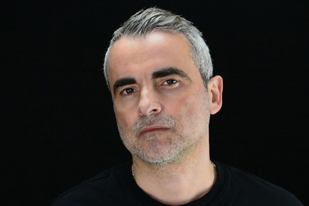 «Εις Μνείαν Αυγούστου»: Ο Σταύρος Λαμπρόπουλος ερμηνεύει το νέο τραγούδι του Κύρου Λόντου