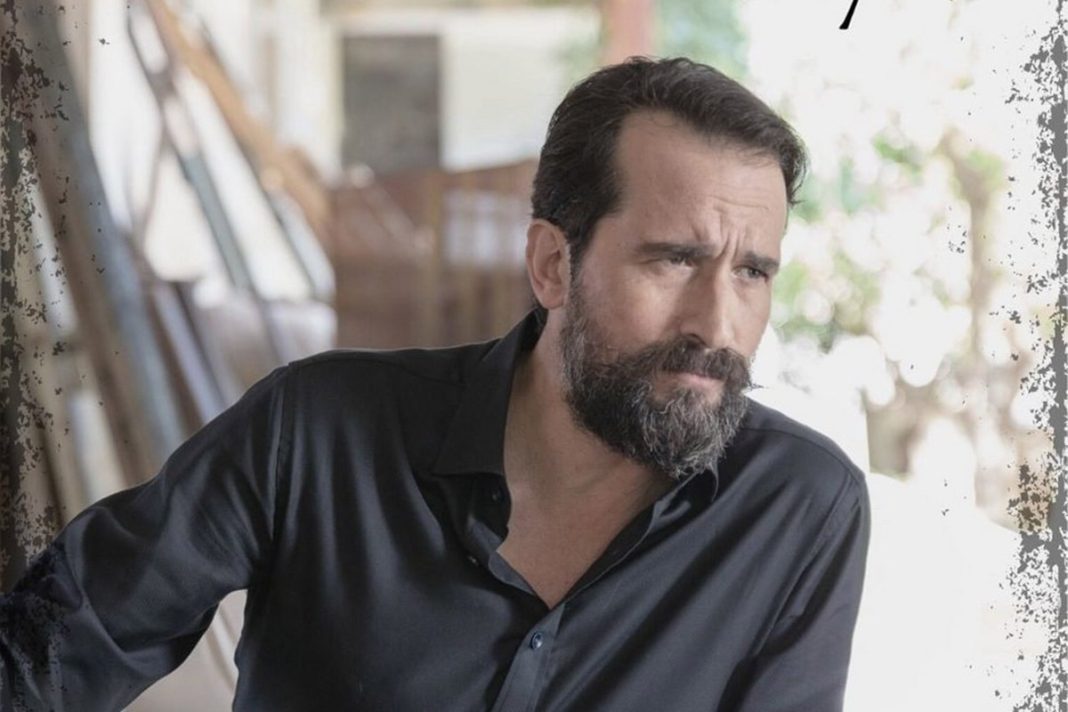 O Τάσος Nούσιας «μετακομίζει» σε πυργόσπιτο της Μάνης