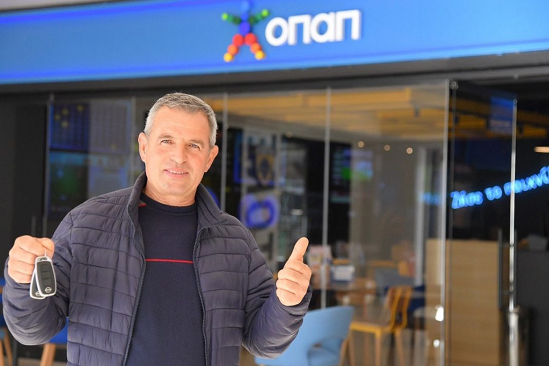 Βόλτες με το νέο του αυτοκίνητο κάνει ο μεγάλος νικητής του MundoBall από το Πάμε Στοίχημα