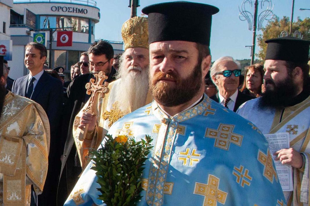 Ο Απόστολος Δάμκαλης εξηγεί πώς συνδυάζει την ιδιότητα του ιερέα με εκείνη του διασώστη του ΕΚΑΒ