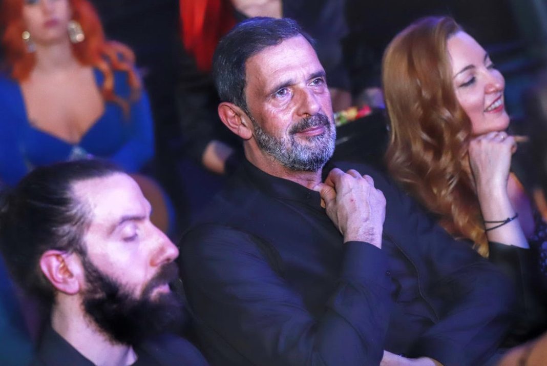 Λεωνίδας Κακούρης: Νυχτοπερπάτησε ο «Θέμης Καστρινός» της σειράς «Μαύρο Ρόδο»