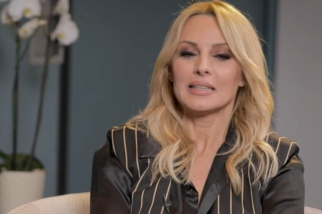 Αποκάλυψη Πέγκυς Ζήνα: «Δεν μπορεί να μου λέει κάποιος στο αυτί μου “μην απαντήσεις ακόμα, περίμενε”»