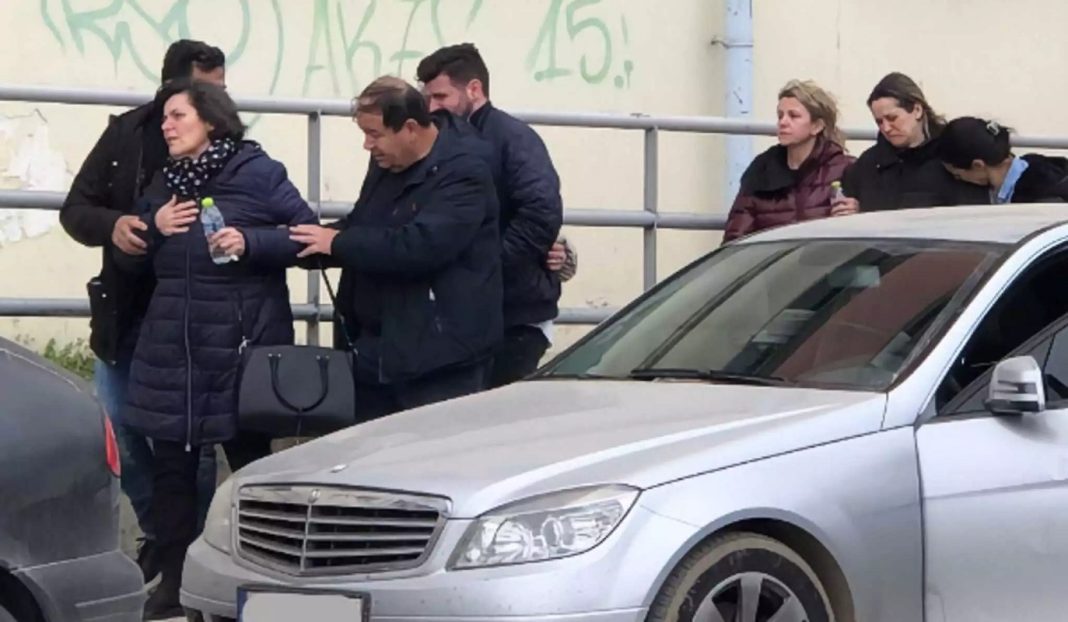 Τραγωδία στα Τέμπη: Τα ουρλιαχτά μητέρας που κλήθηκε να αναγνωρίσει τη σορό του παιδιού της