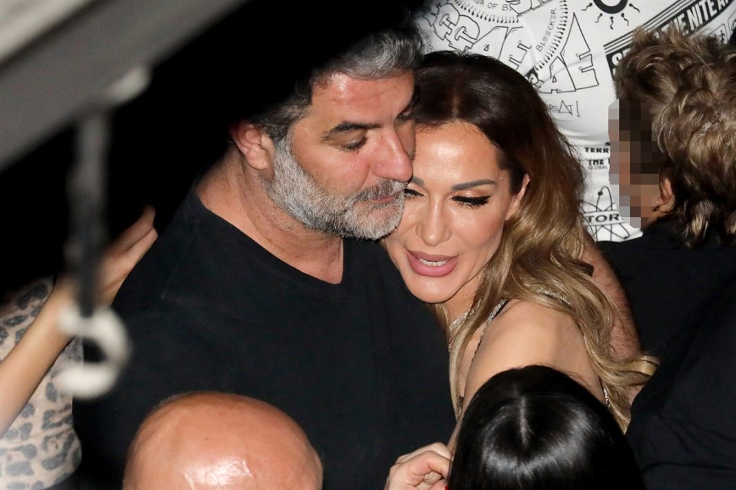Βανδή - Μπισμπίκης: Αγκαλίτσες και φιλάκια στου Ψυρρή για το ζευγάρι