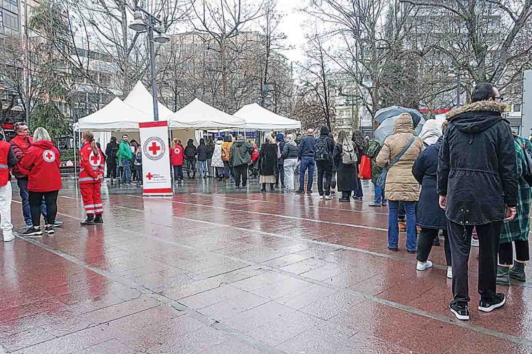 Τραγωδία στα Τέμπη - Ουρές μέσα στη βροχή για να δώσουν αίμα
