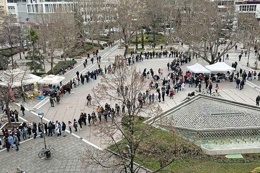 Τραγωδία στα Τέμπη: Τεράστιες ουρές από πολίτες που πρόσφεραν αίμα