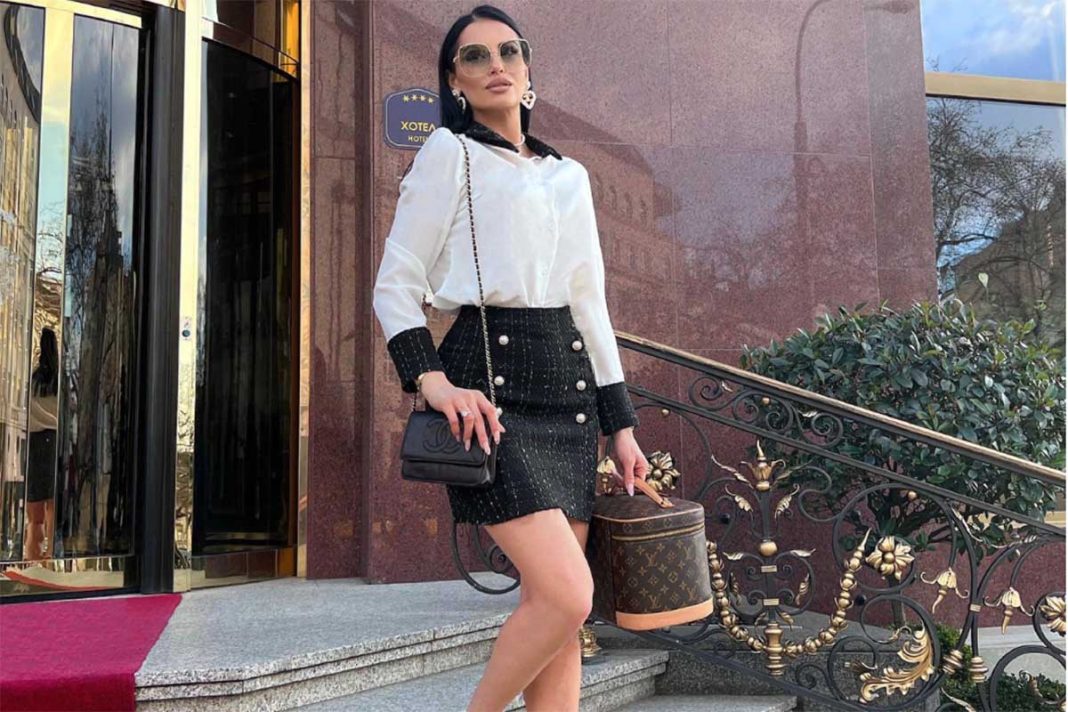 Έξαλλη η Δήμητρα Αλεξανδράκη με τις «κότες του πληκτρολογίου»