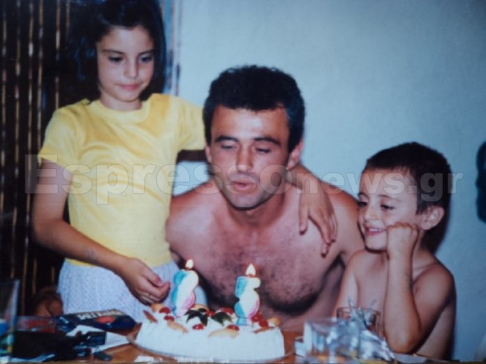 Πόζαρε στην αγκαλιά του πατέρα της ανήμερα των γενεθλίων του μερικά χρόνια πριν