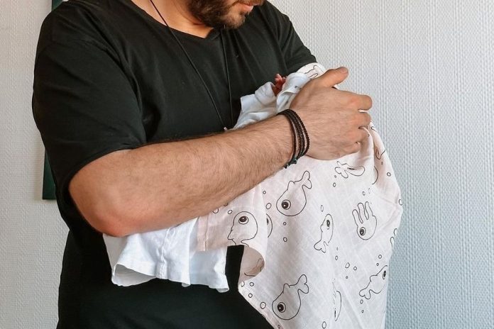 Τρισευτυχισμένος Έλληνας τραγουδιστής - Έγινε πατέρας για πρώτη φορά