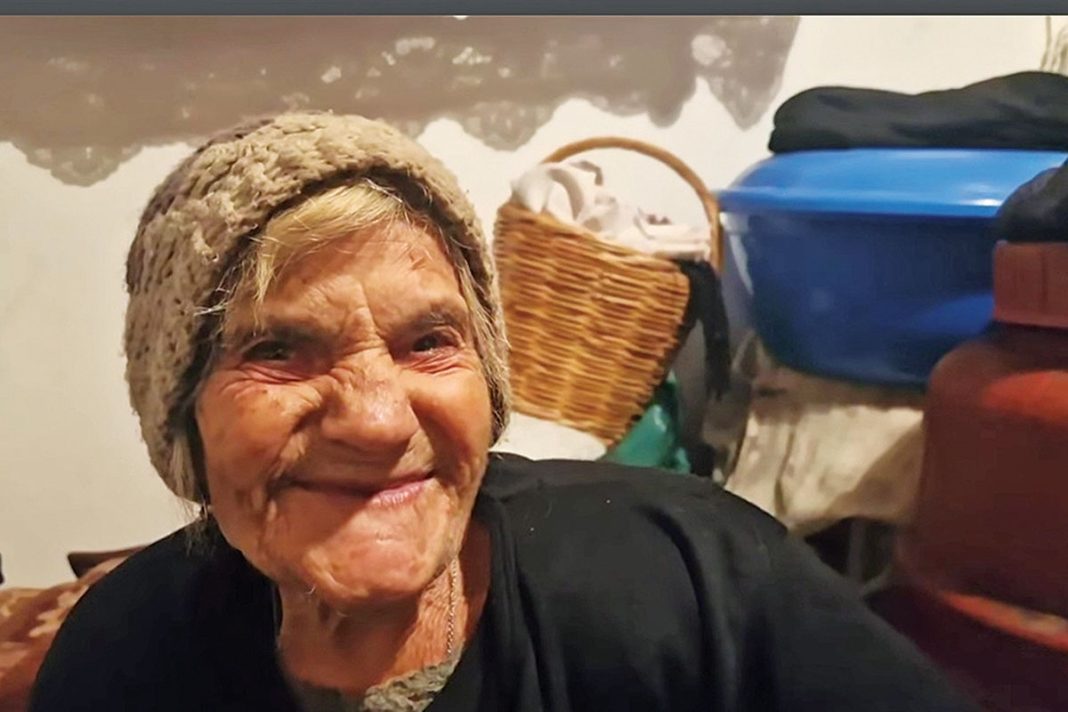 Με γλέντι η γιαγιά Εργίνα μπήκε στο ανακαινισμένο σπιτικό της