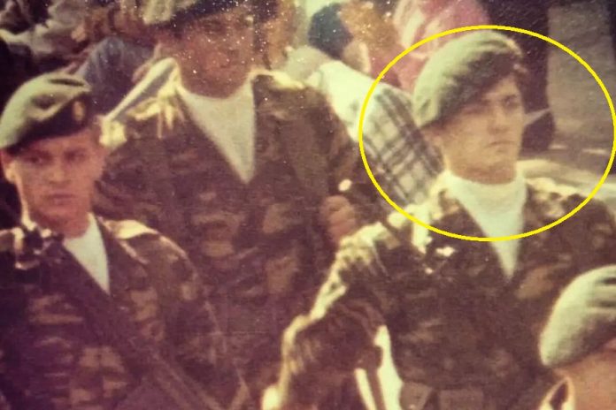 «Παρέλαση 1985 Δ.Μ. Καταδρομών», έγραψε ο γνωστός πρωταγωνιστής
