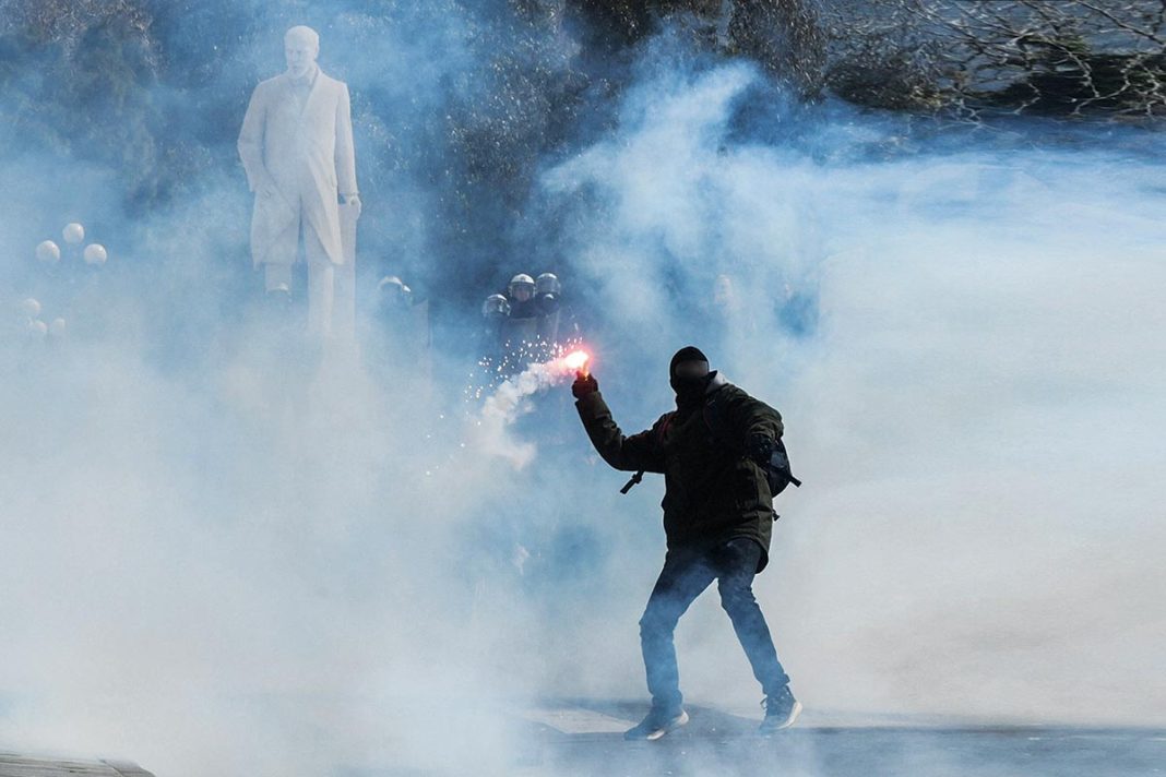 Τραγωδία στα Τέμπη: Χημικά και μολότοφ στο εξπρές της οργής