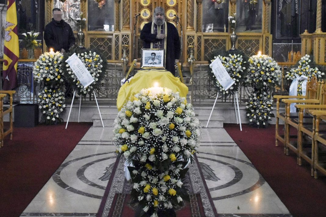 Σε λαϊκό προσκύνημα η σορός του Μίμη Παπαϊωάννου