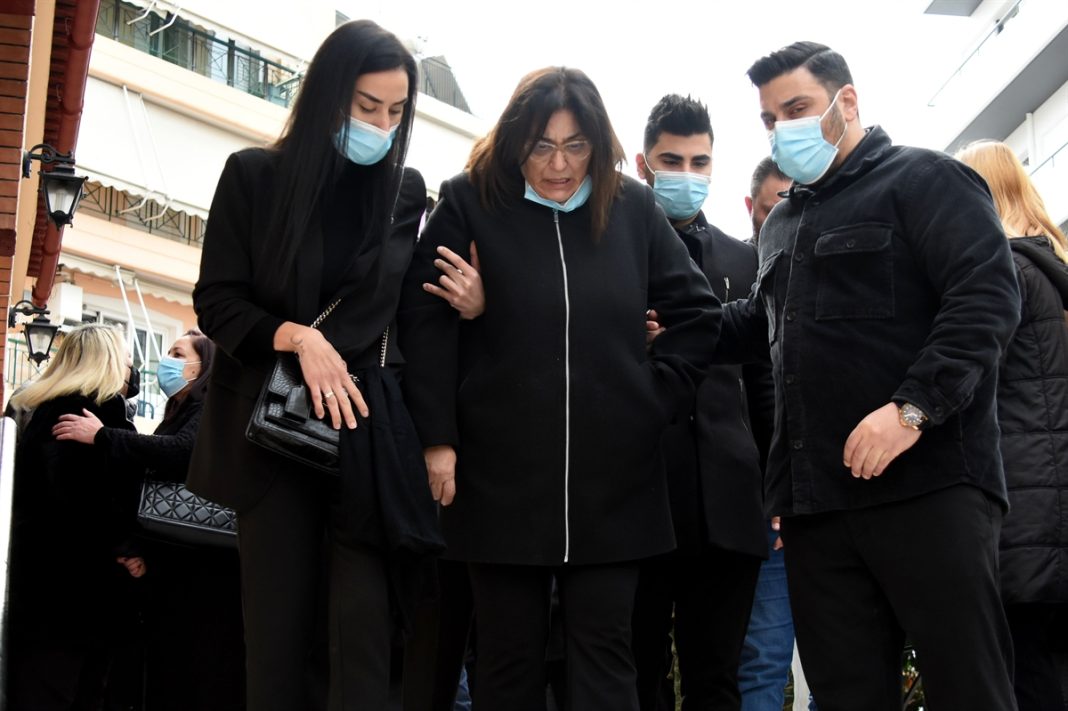 Το τελευταίο αντίο στον Σταύρο Παντελίδη – Συντετριμμένη η σύζυγός του, Αθηνά