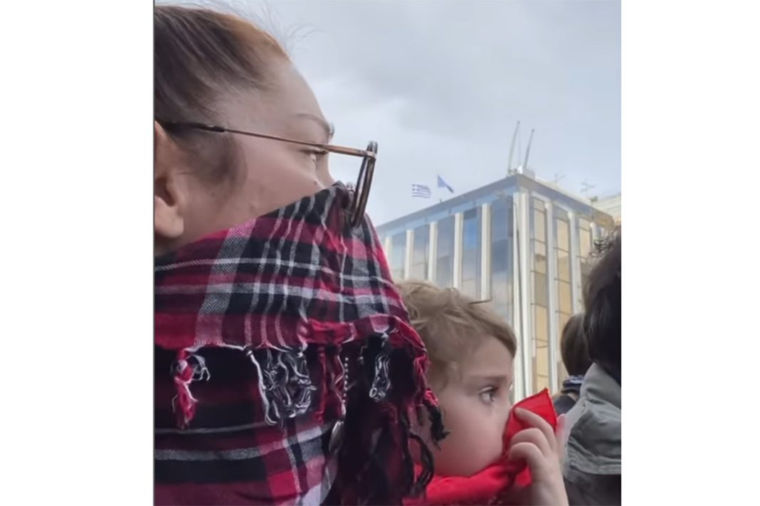 Η απάντηση της Ρένεση στο γιατί κατέβηκε στην πορεία με το παιδί της: «Κάντε μας τη χάρη ψυχοπονιάρηδες»