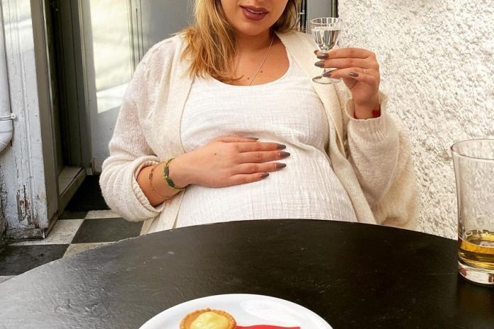 Χαλαρές στιγμές για εγκυμονούσα ηθοποιό λίγο πριν γεννήσει