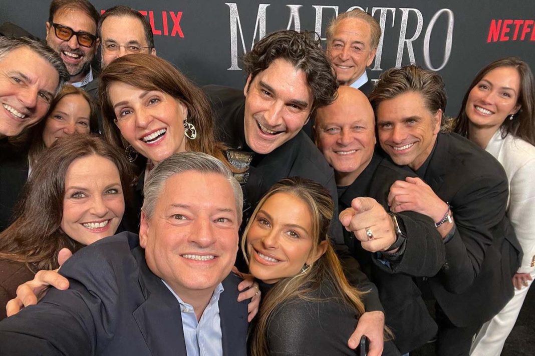 Ο CEO του Netflix Τεντ Σαράντος τίμησε τον Παπακαλιάτη σε ένα party με stars με ελληνικό αίμα