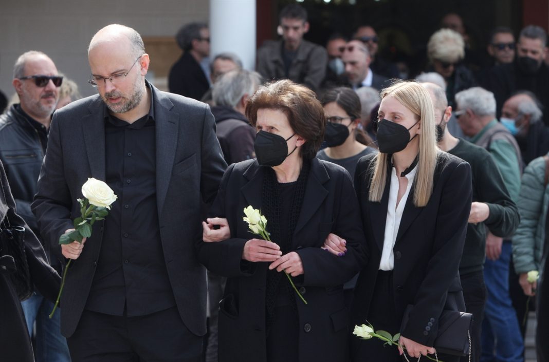 Συντετριμμένη η Υβόννη Μαλτέζου στο τελευταίο αντίο του συζύγου της, Λάκη Παπαστάθη