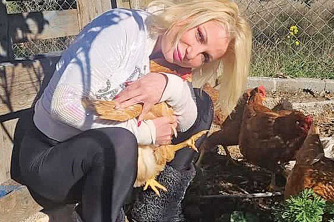 H Στέλλα Μπεζαντάκου απέκτησε κοτέτσι