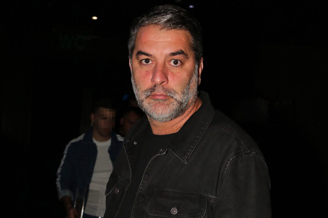 Αγνώριστος ο Βασίλης Μπισμπίκης στη νέα θεατρική παράστασή του