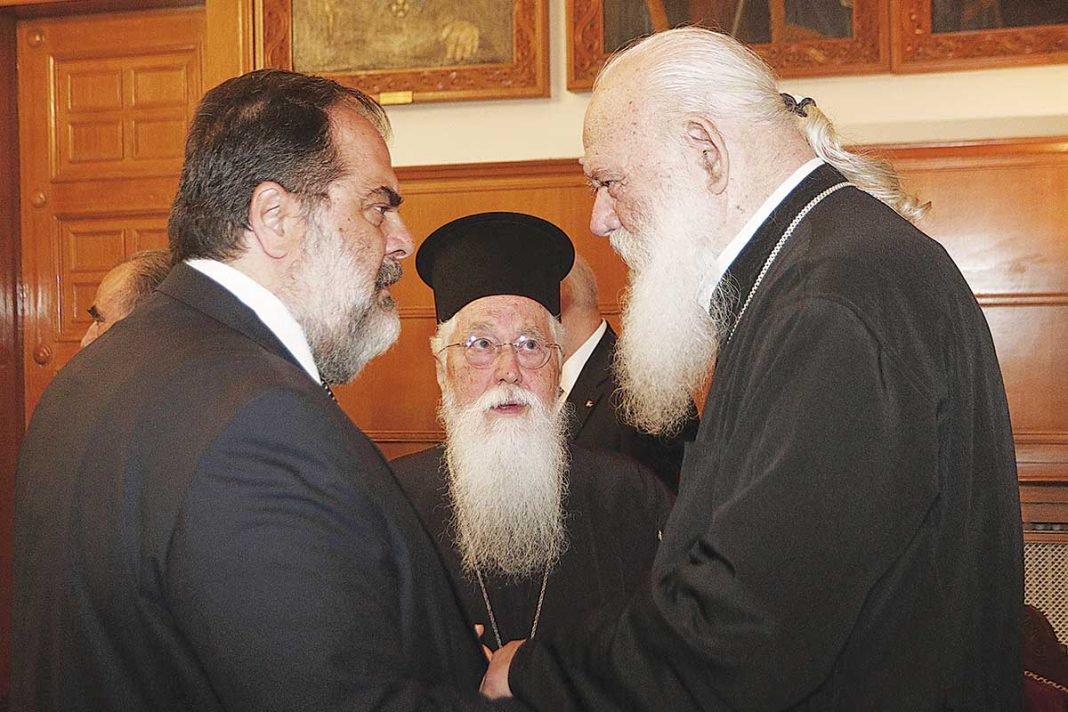 Ο Νικόλας Πατέρας δίπλα στην Εκκλησία