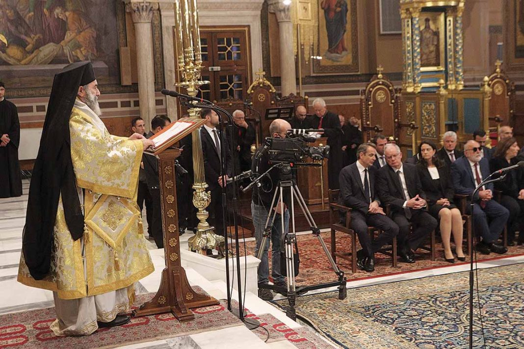 Τρισάγιο στη Μητρόπολη στη μνήμη των 57 ψυχών που «έσβησαν» στα Τέμπη