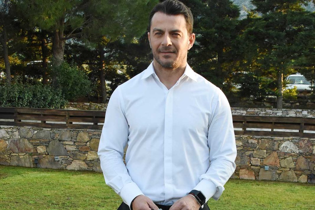 Ο Γιώργος Αγγελόπουλος επέστρεψε στα γυρίσματα της σειράς «Η γη της ελιάς»