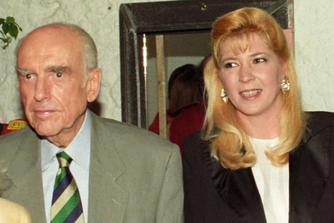 Κι όμως τα γυαλιά του Παπανδρέου που πουλήθηκαν 25.000 ευρώ δεν είναι αυτά της φωτογραφίας λέει η Λιάνη