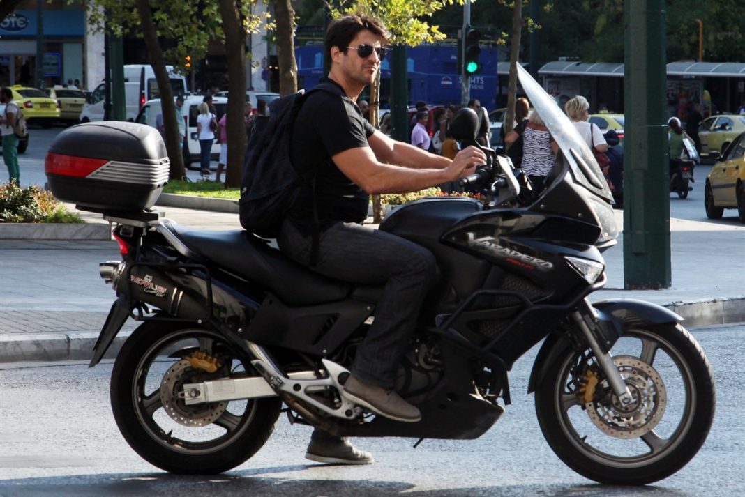 Σάλος μετά τα βίντεο και τις αναρτήσεις υπέρ του Αλέξη Γεωργούλη