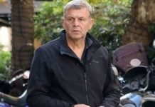 Ο Γκλέτσος αποχαιρέτησε τον Μαζωνάκη τραγουδώντας «Θέλω να γυρίσω στα παλιά»