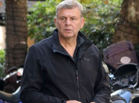 Ο Γκλέτσος αποχαιρέτησε τον Μαζωνάκη τραγουδώντας «Θέλω να γυρίσω στα παλιά»
