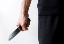 Καλλιθέα: Νεκρός 17χρονος μετά από συμπλοκή – 14 προσαγωγές και μαχαίρι στο σημείο