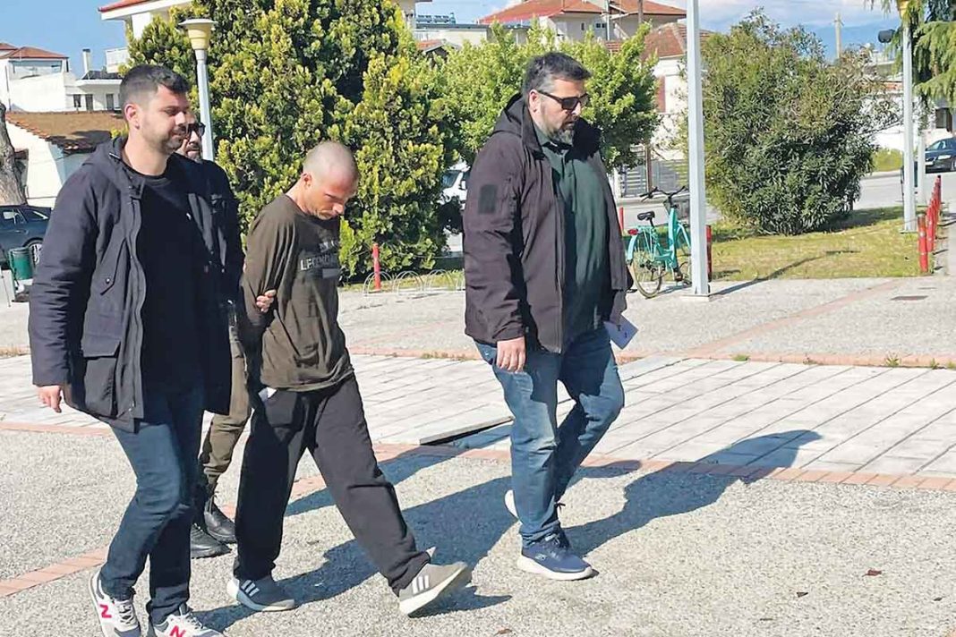 Ο μητροκτόνος της Θεσσαλονίκης θα στηρίξει την υπεράσπισή του σε μια «συμφωνία» με τη μητέρα του