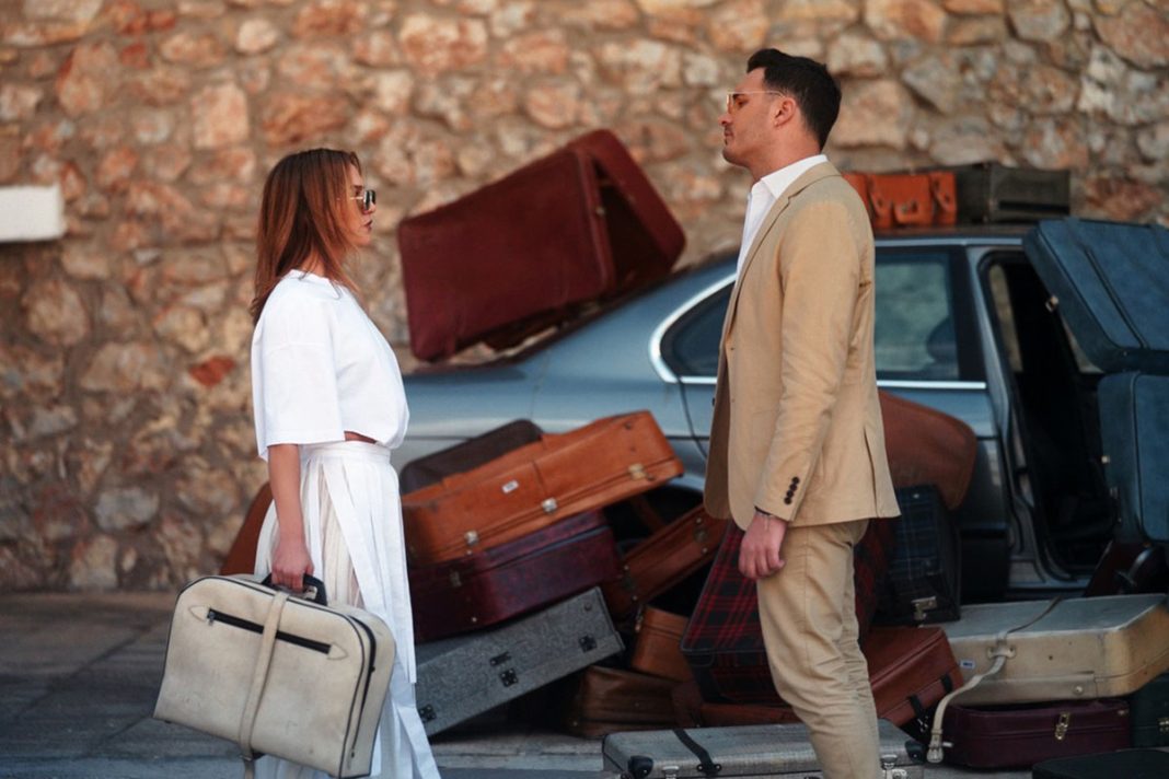 Bασίλης Οικονόμου: Ανεβάζει τον ρυθμό με «Τα Χαιρετίσματά μου» και πρωταγωνίστρια την Καρολίνα Καλύβα