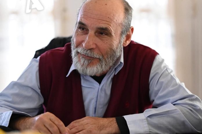 Αλέξανδρος Μουκάνος: Δείτε σε ποια πετυχημένη σειρά έπαιζε πριν από 29 χρόνια ο κύριος Μήτσος του «Σασμού»
