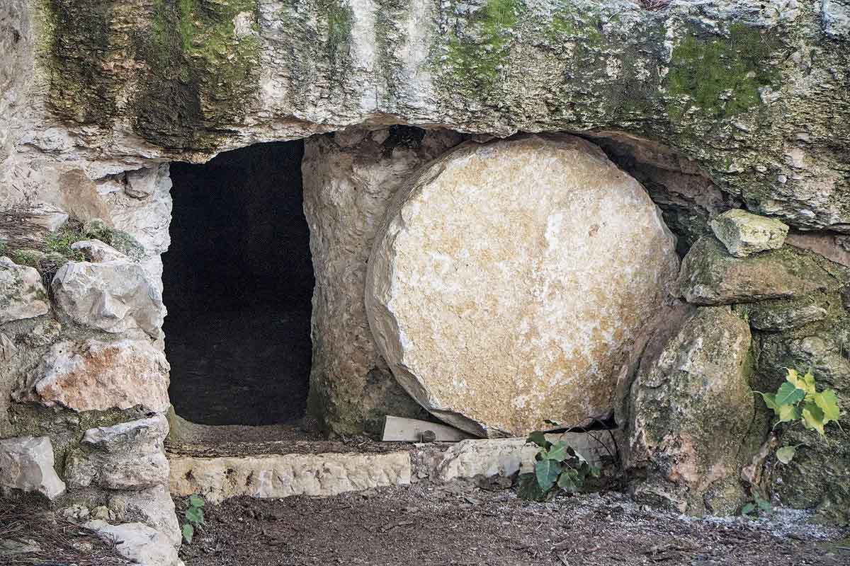 Οι πιο γνωστές θεωρίες συνωμοσίας που έχουν κυκλοφορήσει για την Ανάσταση και τον άδειο τάφο του Ιησού 8 theories synomosias2