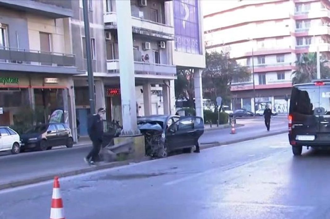 Σοβαρό τροχαίο το πρωί στη Λεωφόρο Μεσογείων - Χωρίς τις αισθήσεις του ο οδηγός