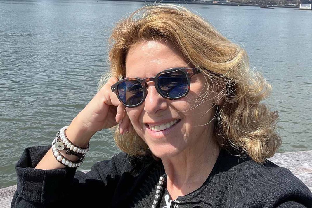 Η Μάγια Τσόκλη επανέρχεται «Ταξιδεύοντας» εκεί όπου ξενιτεύτηκαν χιλιάδες Έλληνες