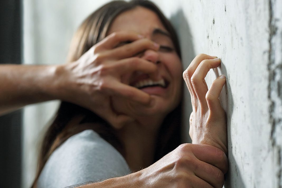 Ανήλικη Γαλλίδα κατήγγειλε ότι την κακοποίησε Ιρακινός στις τουαλέτες μπαρ στο Φαληράκι