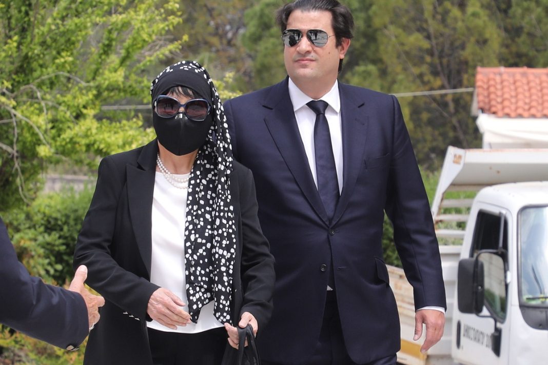 Συντετριμμένη η Κατιάνα Μπαλανίκα στην κηδεία του Στηβ Κακέτση