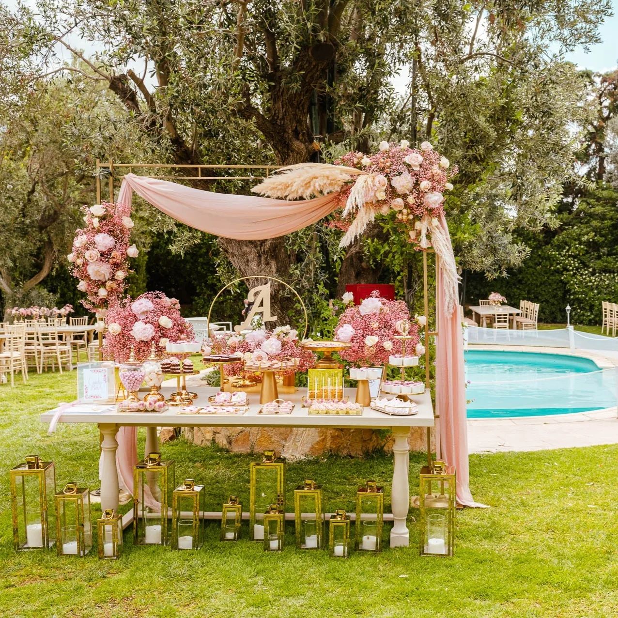 Photo by Akis Petretzikis on May 07 2023. May be an image of wedding cake tablecloth outdoors and