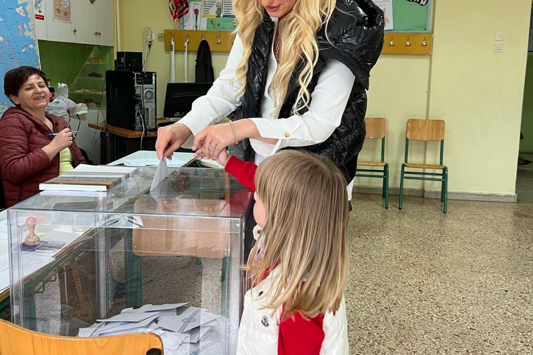 Εκλογές 2023: Πήγε να ψηφίσει παρέα με το γιο της η γνωστή παρουσιάστρια
