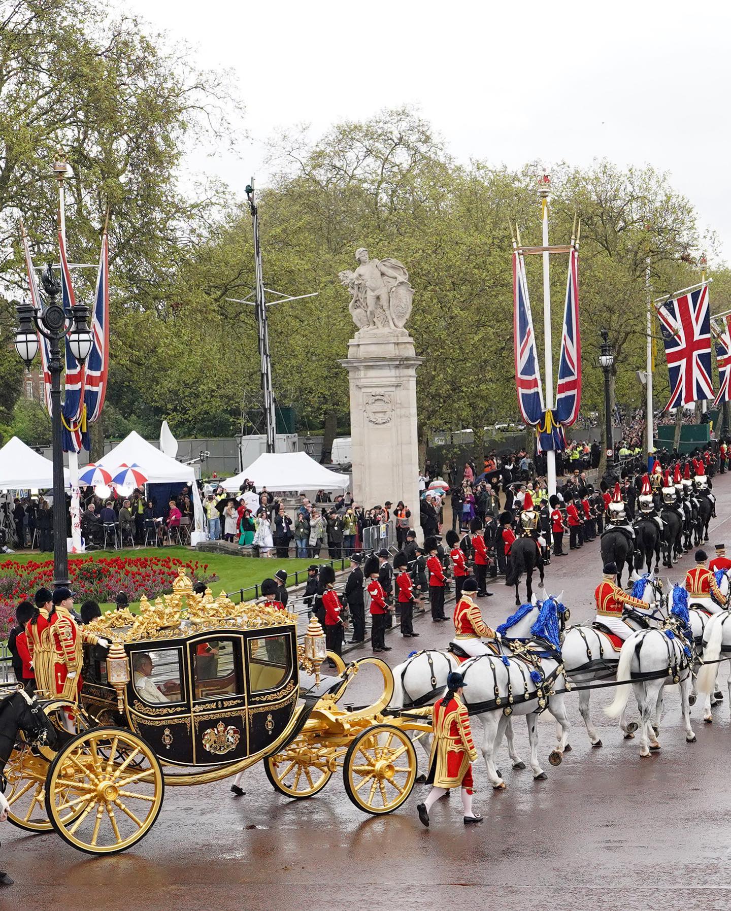 Photo by The Royal Family on May 06 2023. May be an image of carriage and military uniform
