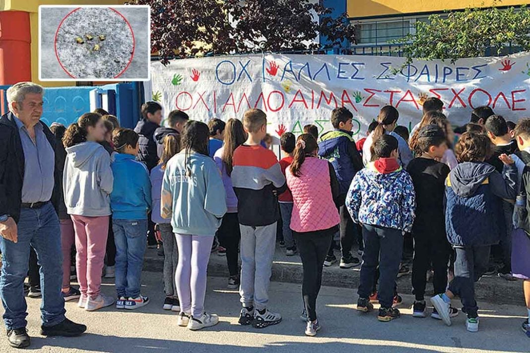 Συγκέντρωση έξω από το 20ο Δημοτικό Σχολείο Μενιδίου, όπου άγνωστος πυροβόλησε το παράθυρο μιας τάξης